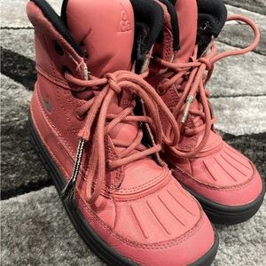 Girls pink ACG Nike boots size 13c. NEED NEW SHOE STRINGS